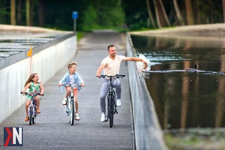 "Rowerzysta na malowniczej ścieżce w Szwecji, przejeżdżający tuż nad powierzchnią jeziora – idealne połączenie pięknej natury i aktywnego wypoczynku. Odkryj wyjątkową trasę, która zdobyła uznanie w europejskich mediach."