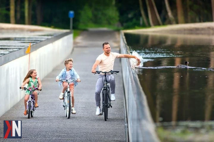 "Rowerzysta na malowniczej ścieżce w Szwecji, przejeżdżający tuż nad powierzchnią jeziora – idealne połączenie pięknej natury i aktywnego wypoczynku. Odkryj wyjątkową trasę, która zdobyła uznanie w europejskich mediach."