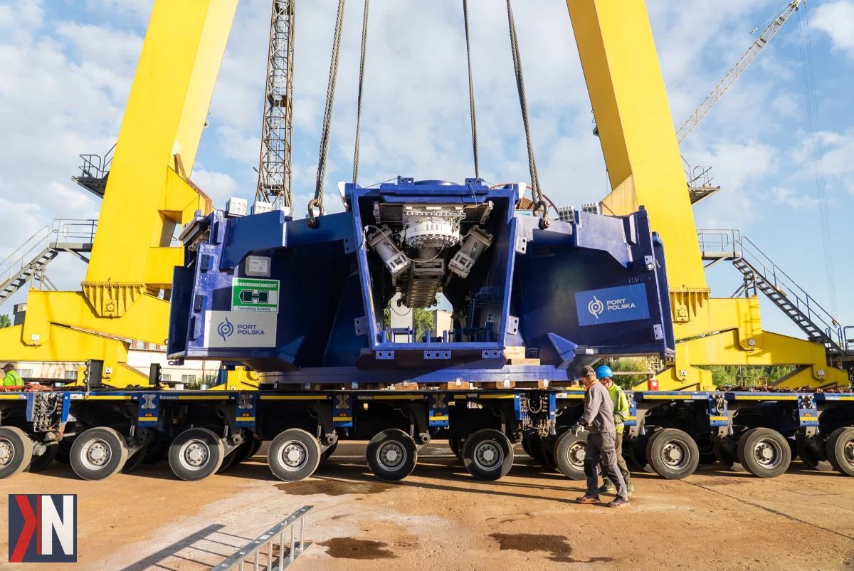 Transport centralnej części tarczy maszyny TBM, ważącej 145 ton i o średnicy 8,4 metra, w drodze do Łodzi. Kluczowy element do drążenia tunelu pod miastem, który przyczyni się do rozwoju infrastruktury.