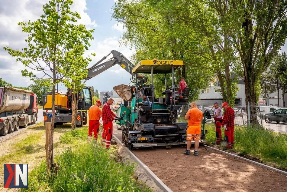 Zdjęcie przedstawiające nową trasę rowerową w Łodzi, z budującymi się ścieżkami w różnych częściach miasta, symbolizującą rozwój infrastruktury rowerowej oraz dążenie do uzupełnienia istniejących luk.