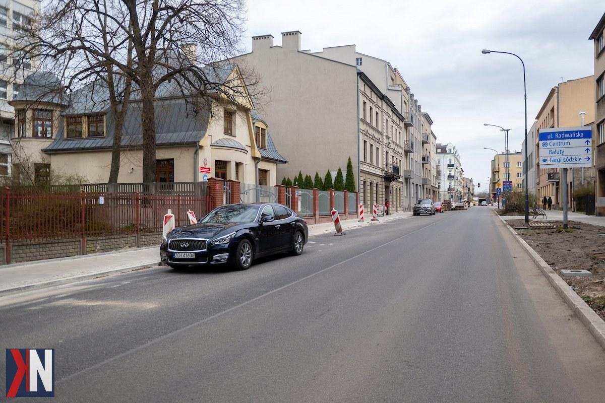 "Ulica w Łodzi z nową nawierzchnią, otwarta tuż przed Wielkanocą, z powracającymi kierowcami i mieszkańcami, gotowa do użytku po remoncie. Prace budowlane zostały przyspieszone, aby umożliwić płynny ruch w kluczowych lokalizacjach miasta."