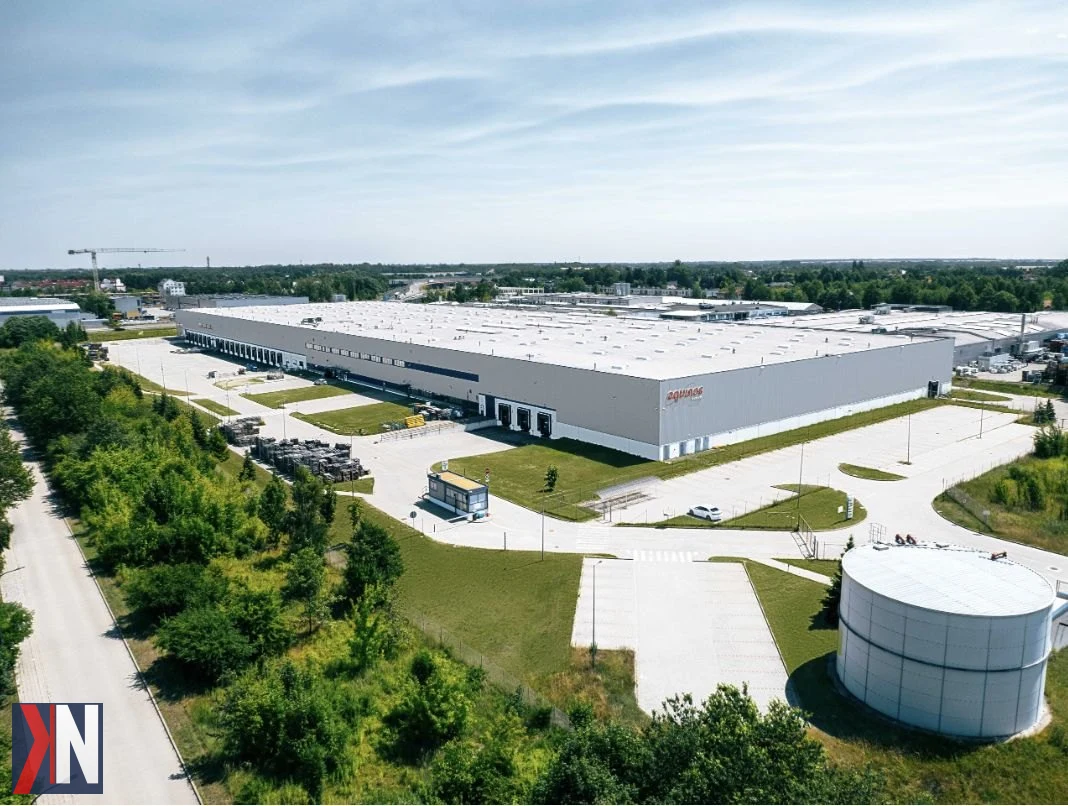 Zdjęcie przedstawia magazyn Logicor Łódź III, gdzie firma Transfer Multisort Elektronik (TME) z powodzeniem zwiększa swoje zaplecze, wynajmując 5,5 tys. mkw. powierzchni. Artykuł omawia rozwój Łódzkiego rynku magazynowego oraz rolę TME jako czołowego dystrybutora komponentów elektronicznych w Polsce.