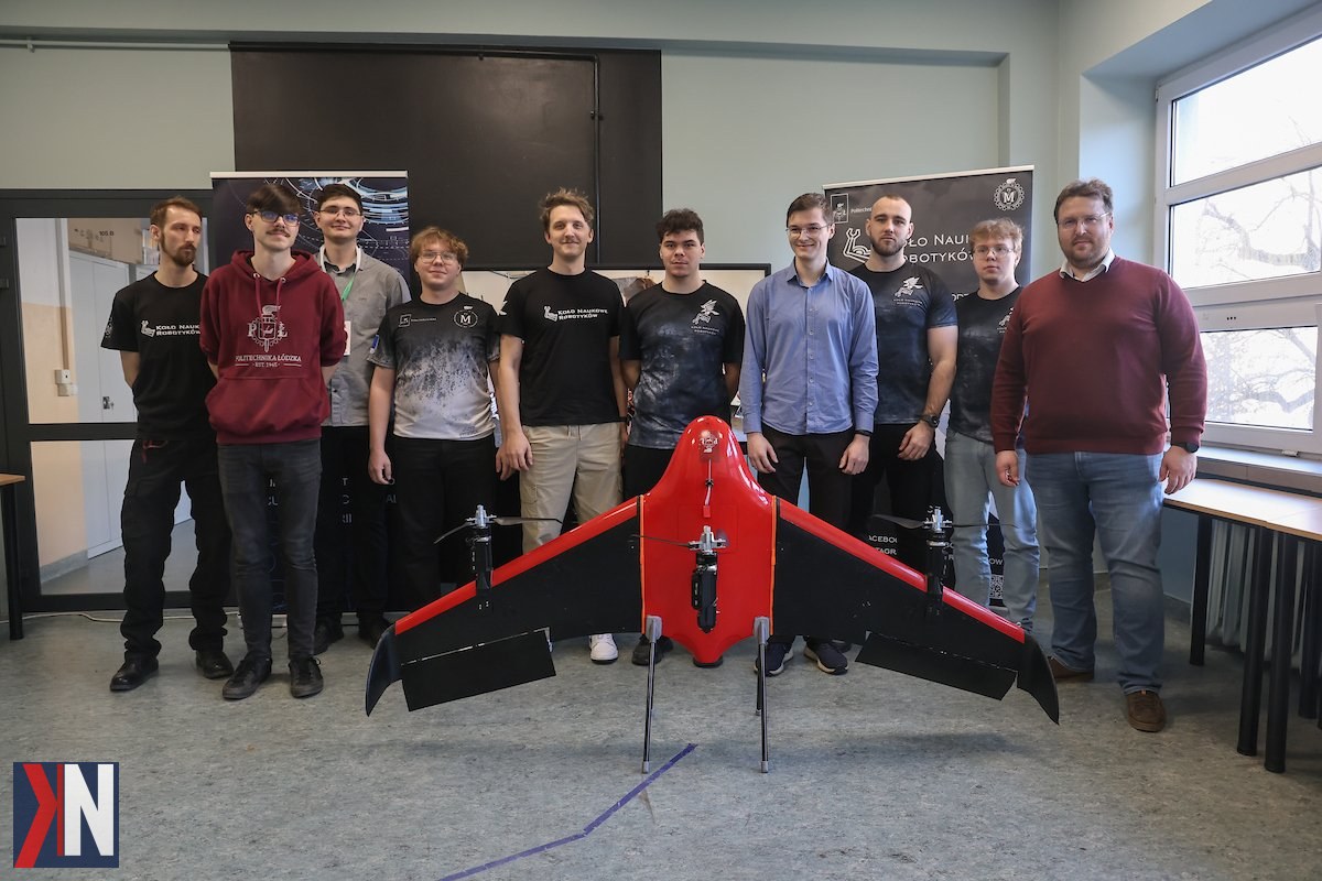 "Studenci z Politechniki Łódzkiej pracujący nad innowacyjnym projektem 'łowca dronów' w laboratorium. Inicjatywa mająca na celu wsparcie nowoczesnej obronności, ilustrująca zaangażowanie młodych naukowców w rozwój technologii obronnych."