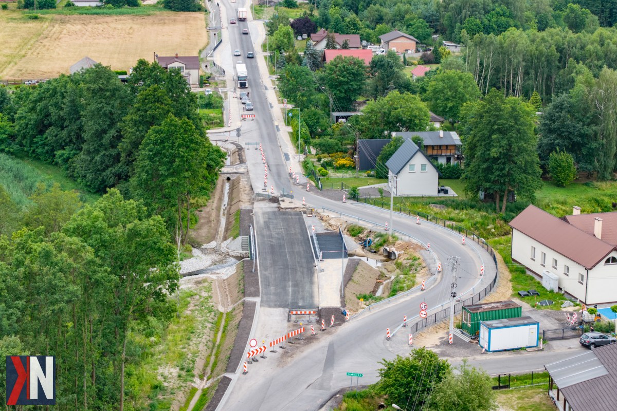 "Zdjęcie przedstawia drogowców pracujących nad inwestycją na drodze wojewódzkiej nr 481 w Woli Wężykowej, co oznacza zbliżający się koniec objazdów i poprawę komfortu podróży dla mieszkańców powiatu łaskiego oraz użytkowników tej trasy."