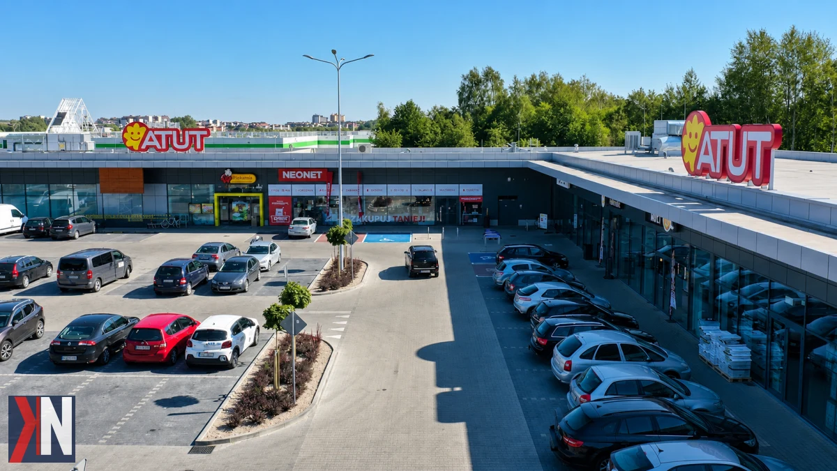 Zdjęcie przedstawiające park handlowy w Bełchatowie, który został zakupiony przez Newgate Investment, z powierzchnią blisko 6 tys. mkw. To istotna zmiana właścicielska na rynku handlowym, podkreślająca rozwój ogólnopolskiej platformy nieruchomości handlowych przez tę firmę inwestycyjną.
