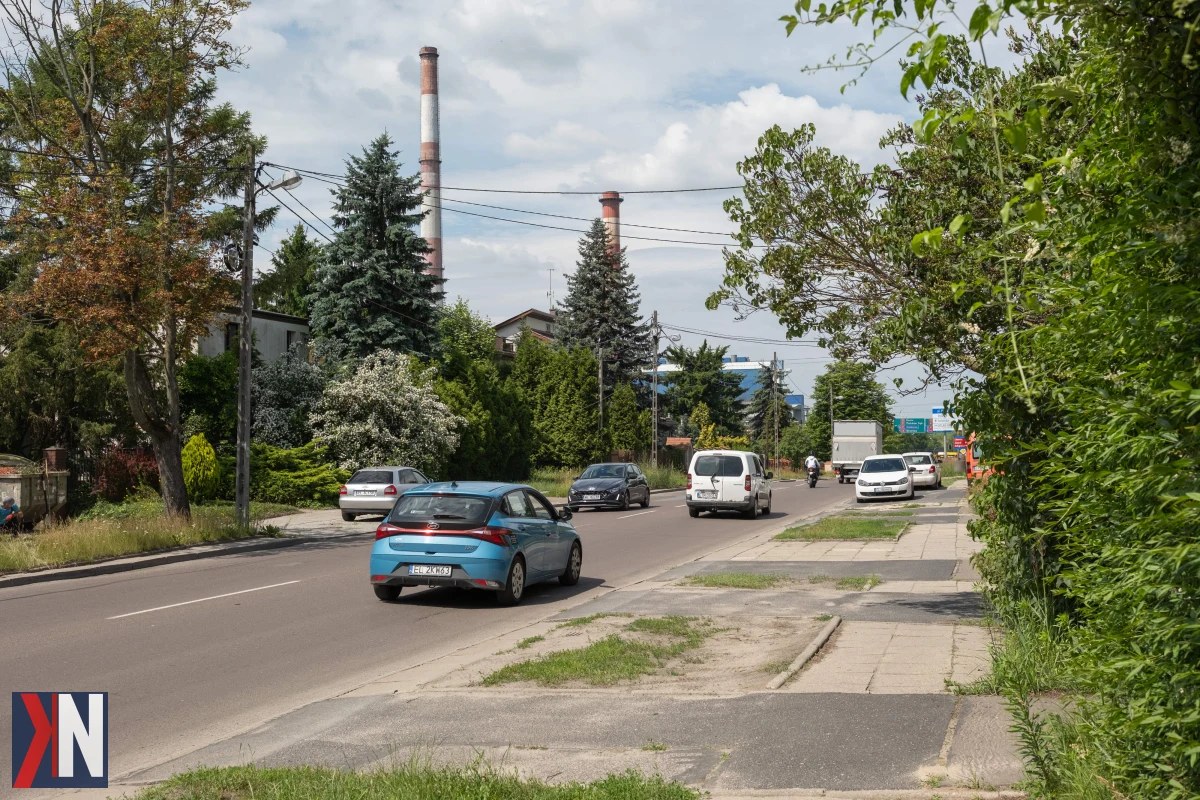 "Przebudowa ul. Pojezierskiej w Łodzi rozpoczyna się 19 lipca – zdjęcie prezentuje wizualizację planowanych zmian, które mają trwać dwa lata. Zmiany w komunikacji na Bałutach będą korzystne dla mieszkańców i poprawią infrastrukturę."