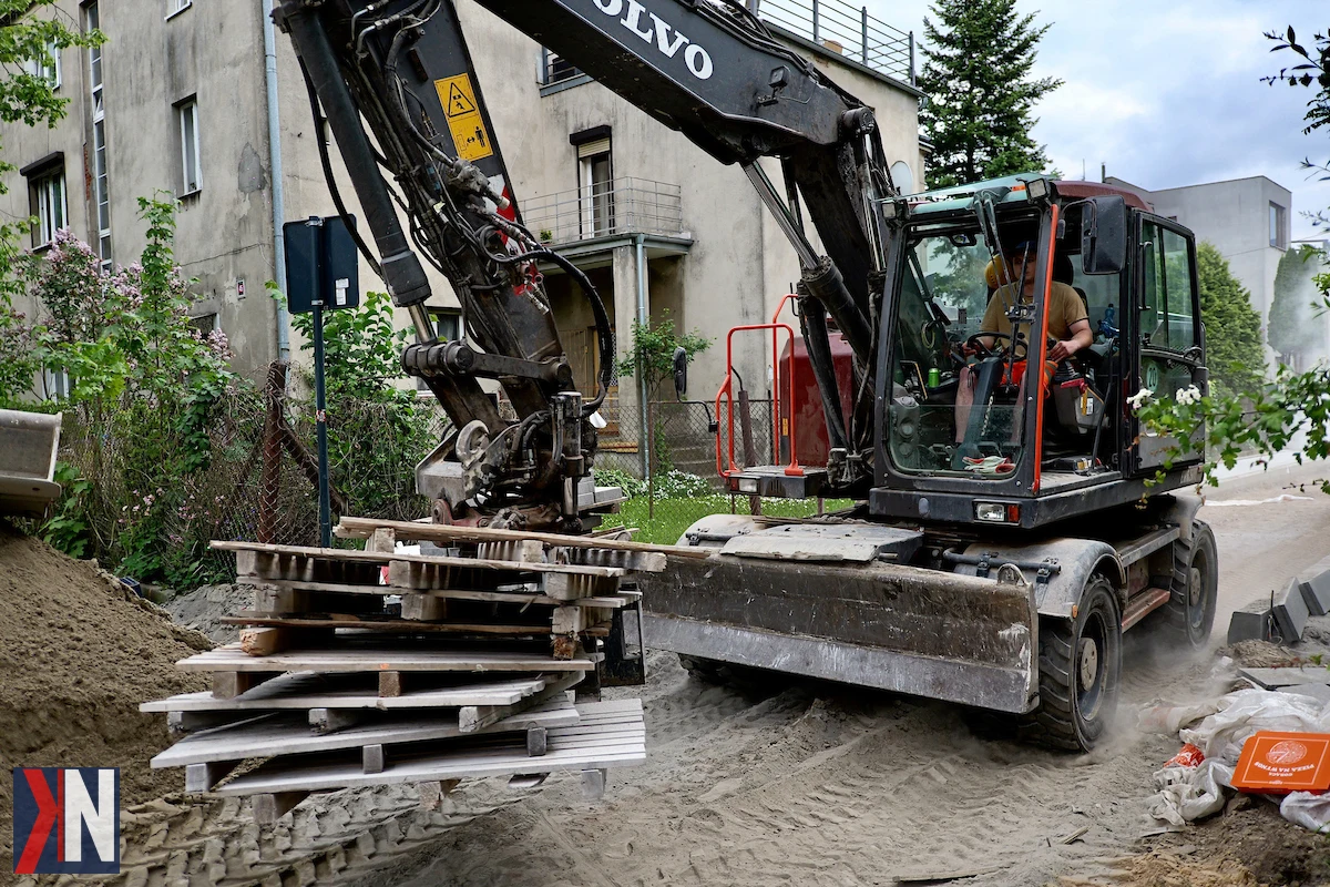 "Podsumowanie półrocza w Łodzi: 50 wyremontowanych ulic, 21 km nowych jezdni, 42 km chodników oraz 1226 posadzonych drzew, przedstawiające postępy w rozwoju infrastruktury drogowej miasta."