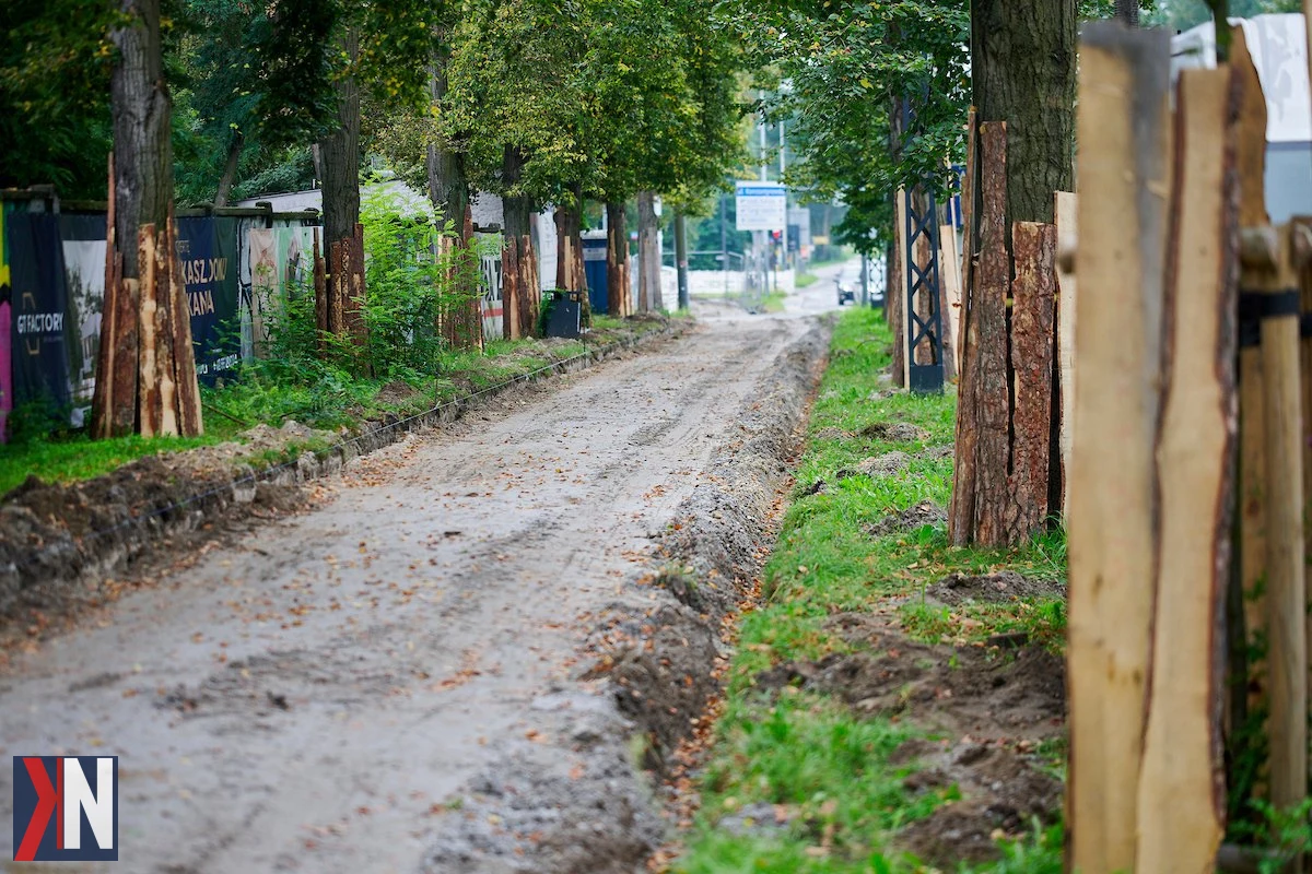 Zdjęcie przedstawiające mapę tras rowerowych w Łódzkiem, ilustrujące projekt Velo Pilica oraz przygotowania do stworzenia nowej sieci tras o długości blisko 500 km. Artykuł omawia znaczenie tego przedsięwzięcia dla rozwoju turystyki rowerowej w regionie.
