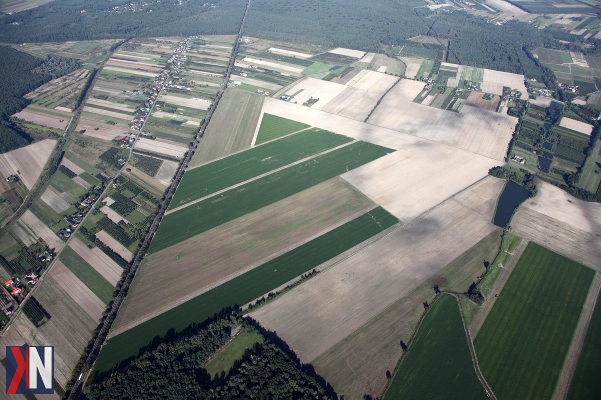 "Zdjęcie przedstawia panoramiczny widok na Stryków, gdzie trwa intensywne przygotowanie obszaru inwestycyjnego we współpracy z Łódzką Specjalną Strefą Ekonomiczną. Fotografia ilustruje dynamiczny rozwój regionu, w szczególności w okolicy Bratoszewic i Wyskoków, co podkreśla znaczenie tego projektu dla lokalnej gospodarki."