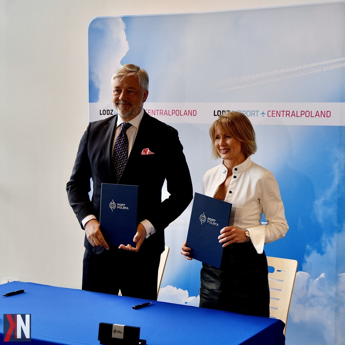 "Port Polska i łódzkie lotnisko - podpisanie listu intencyjnego o współpracy w budowie nowego systemu transportu lotniczego w Polsce Centralnej, widok na regionalne lotnisko Lublinek jako strategiczne zaplecze dla Portu Polska."