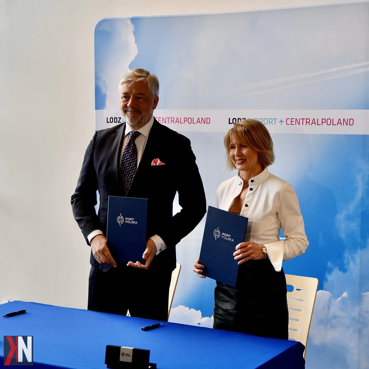 "Port Polska i łódzkie lotnisko - podpisanie listu intencyjnego o współpracy w budowie nowego systemu transportu lotniczego w Polsce Centralnej, widok na regionalne lotnisko Lublinek jako strategiczne zaplecze dla Portu Polska."