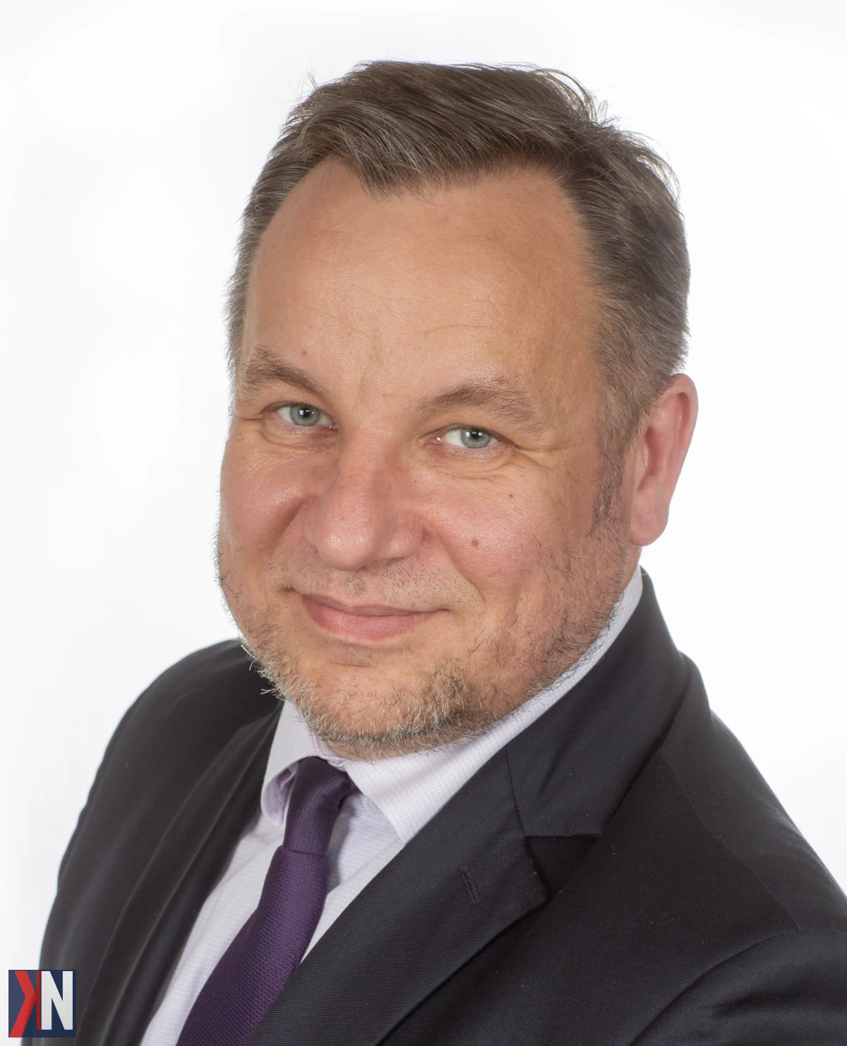 Łukasz Szeląg omawia wpływ szybkiej kolei na rozwój gospodarczy Szczecina i Pomorza Zachodniego, podkreślając szanse związane z inwestycjami w transport, porty i energetykę wiatrową.