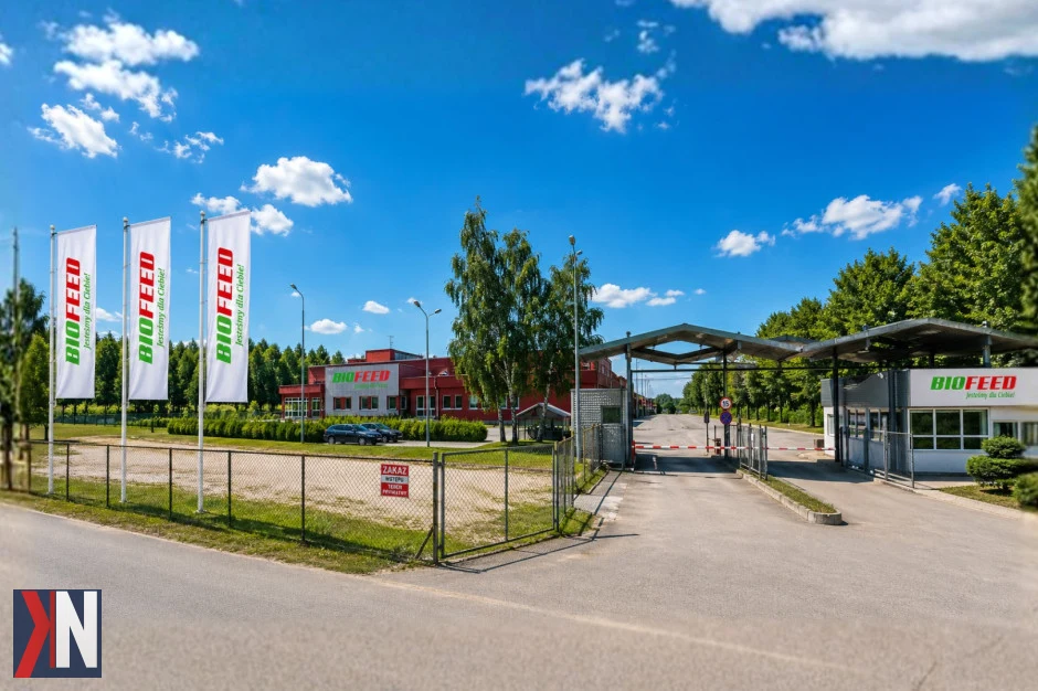 "Zdjęcie przedstawiające zakład przemysłowy BIOFEED w Kutnie, który został przejęty przez polską firmę. Lokalne inwestycje mają na celu rozwój produkcji i eksportu, przyczyniając się do wzrostu gospodarczego w regionie."