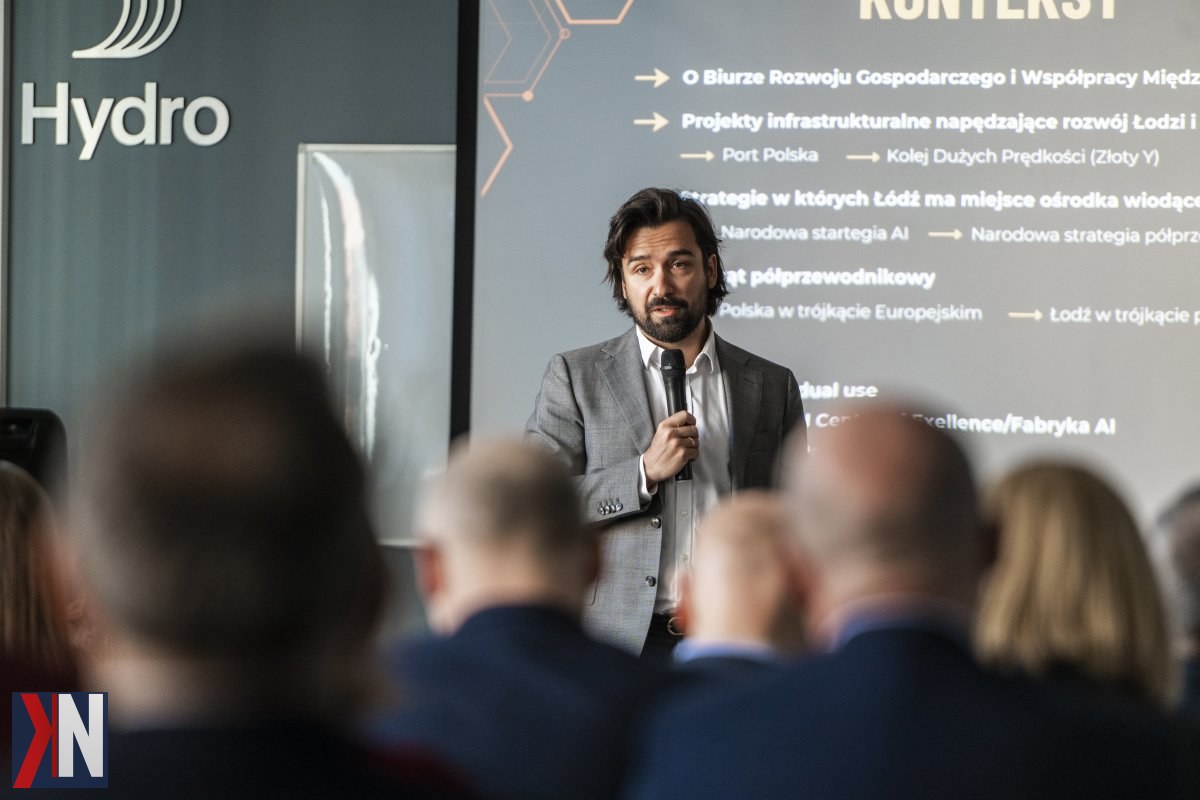 "Zdjęcie przedstawiające panoramę Łodzi, prezentującą dynamiczny rozwój miasta przed rewolucją. Widzimy nowoczesne budynki, infrastrukturalne inwestycje oraz tory szybkiej kolei, które symbolizują wolną transformację i stabilny przemysł aglomeracji. Idealne obrazy dla artykułu omawiającego potencjał Łodzi jako centrum logistycznego oraz gospodarczego."