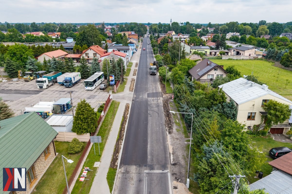 "Zdjęcie przedstawiające modernizację drogi wojewódzkiej nr 485 w pobliżu Drużbic i Czarnym Lasem, ilustrujące prace remontowe trwające w Województwie Łódzkim, mające na celu poprawę infrastruktury drogowej w regionie."