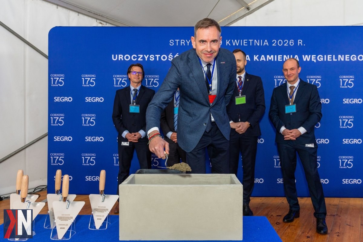 "Olbrzymia inwestycja Corninga w Strykowie - rozbudowa kampusu wspierająca rozwój infrastruktury AI w Europie. Zdjęcie przedstawia nowoczesny kompleks budowlany, który powstaje w gminie, podkreślając znaczenie regionu w technologicznych innowacjach."