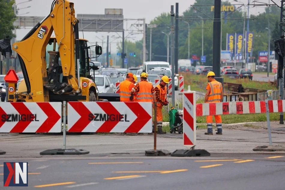 Zamontowane tramwaje na ulicach Zielonej i Legionów w Łodzi – zdjęcie przedstawiające otwarcie ofert w przetargu na przebudowę linii tramwajowej, w którym bierze udział siedmiu wykonawców. Wszyscy oferenci mieszczą się w określonym budżecie, a najtańsza oferta zostanie dokładnie sprawdzona.