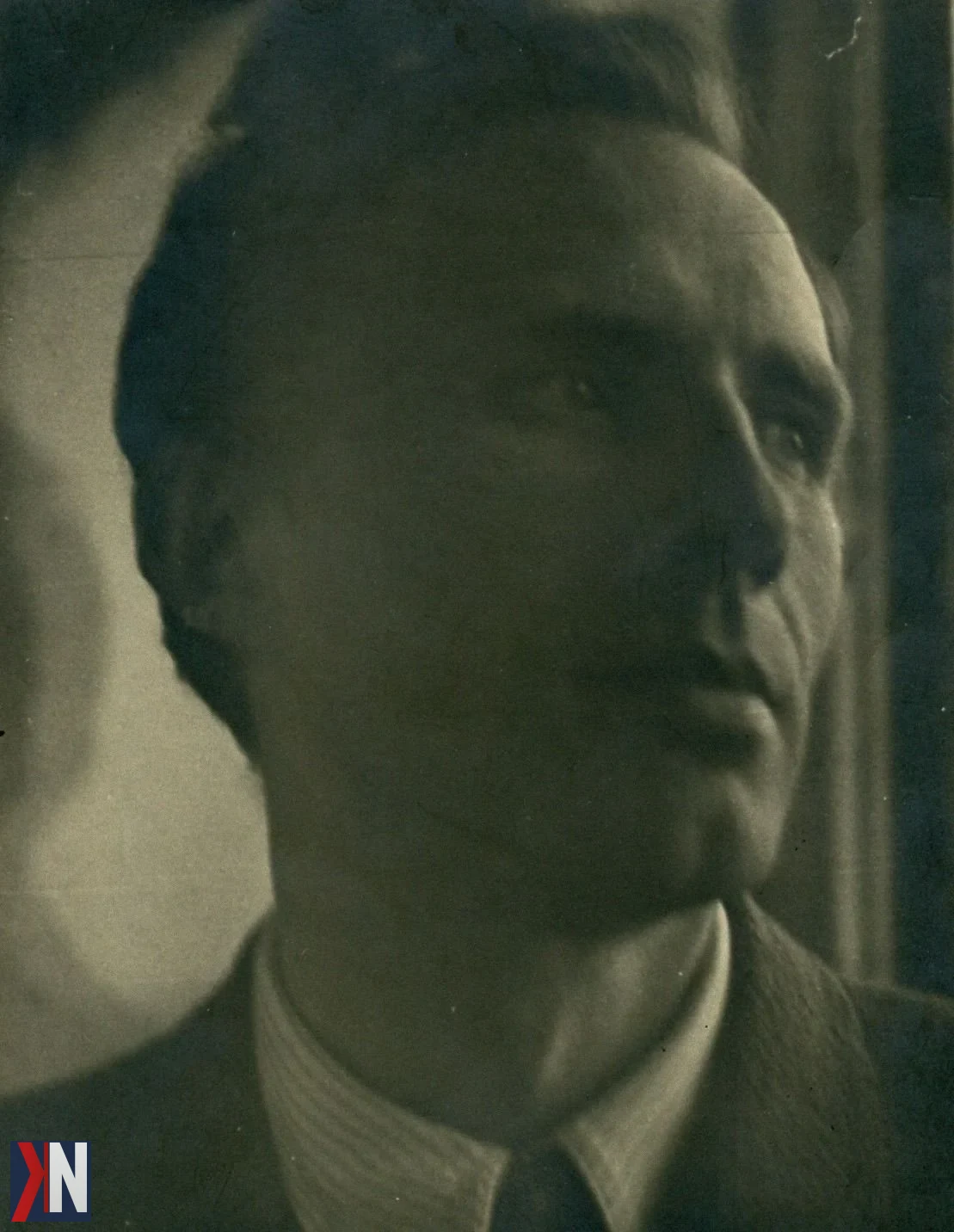 "Portret Romana Modzelewskiego - wybitnego artysty i projektanta z Łodzi, który zrewolucjonizował sztukę i design, wyprzedzając swoje czasy. Jego twórczość inspiruje do refleksji nad wpływem innowacji na przyszłość."