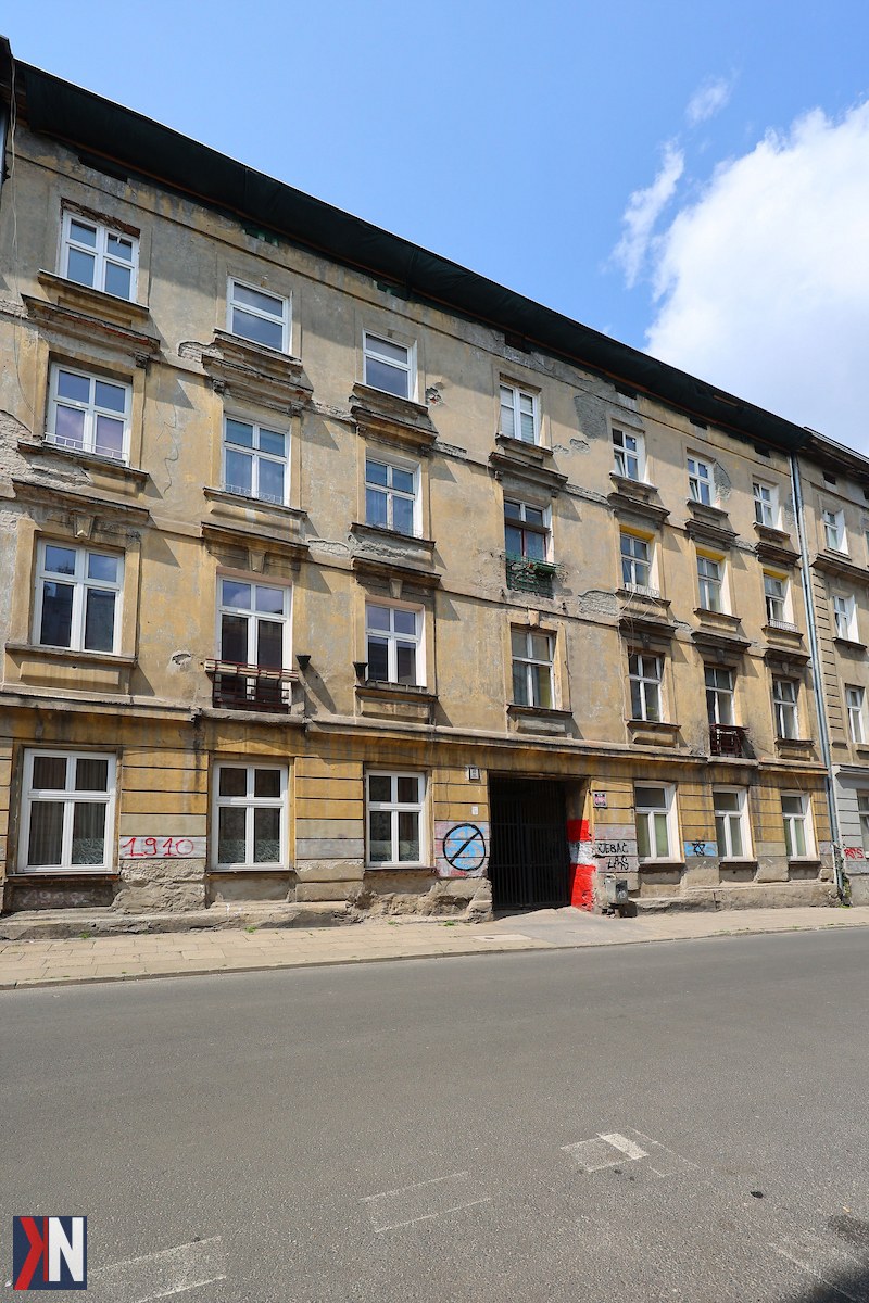 "Pięć kamienic w centrum Łodzi, które poddane będą generalnemu remontowi, mające na celu obniżenie rachunków mieszkańców. Nowe okna, drzwi i nowoczesne instalacje poprawią komfort życia lokatorów."