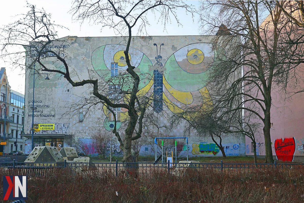 "Kamienica 'pod Motylem' w centrum Łodzi – zabytkowy budynek na sprzedaż przez Uniwersytet Łódzki. Ujęcie pokazuje elegancką fasadę kamienicy w historycznym stylu, otoczoną miejskim krajobrazem, idealną dla przyszłego właściciela, który doceni jej architektoniczne walory."
