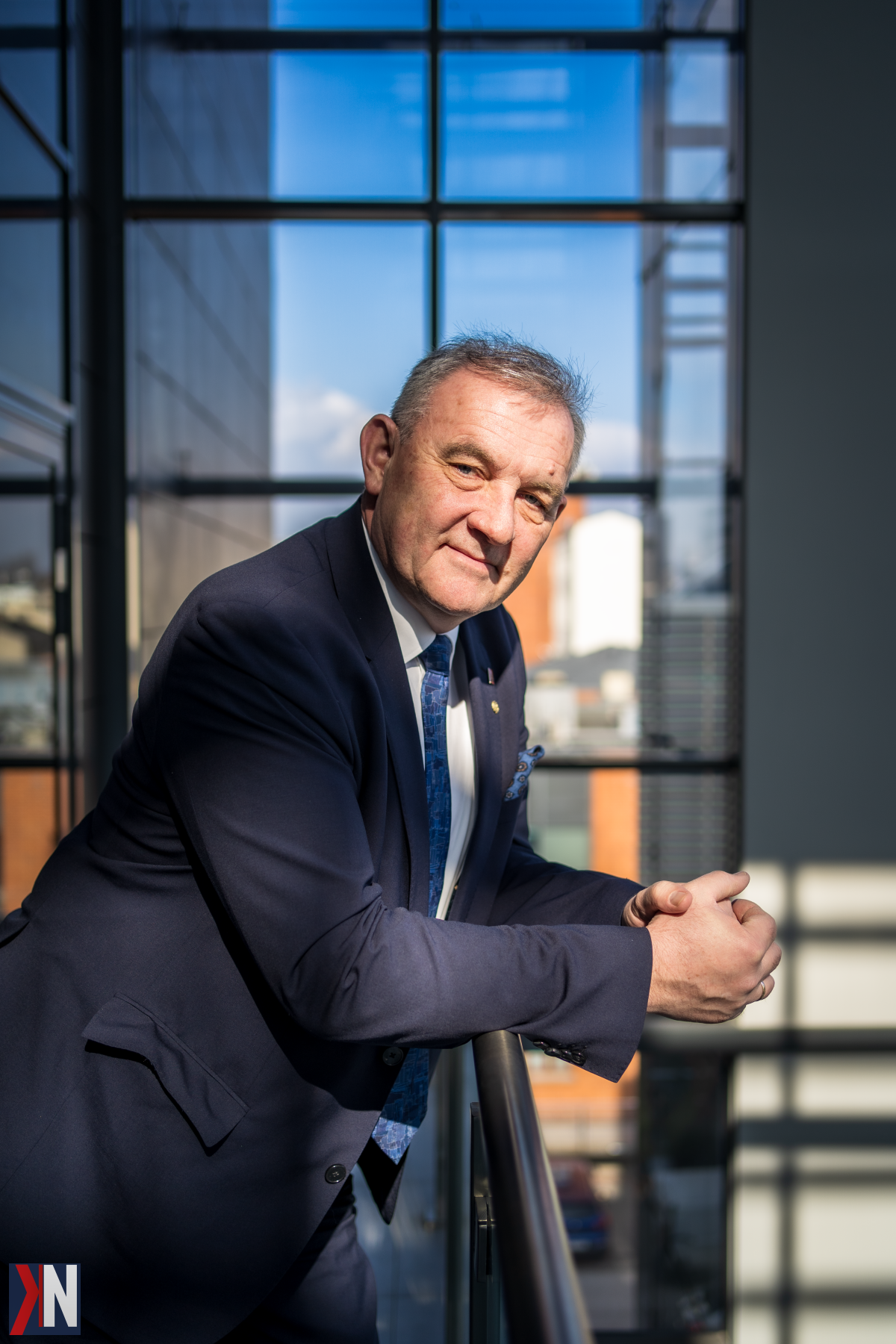 "Rektor Politechniki Łódzkiej, profesor Krzysztof Jóźwik, podkreśla znaczenie dużych inwestycji w zatrzymaniu młodych inżynierów w Łodzi. Politechnika Łódzka kształci przyszłych specjalistów, lecz wielu absolwentów opuszcza region w poszukiwaniu lepszych możliwości zawodowych. Zdjęcie przedstawia rektora podczas wystąpienia, omawiającego wyzwania i potrzeby lokalnej gospodarki."