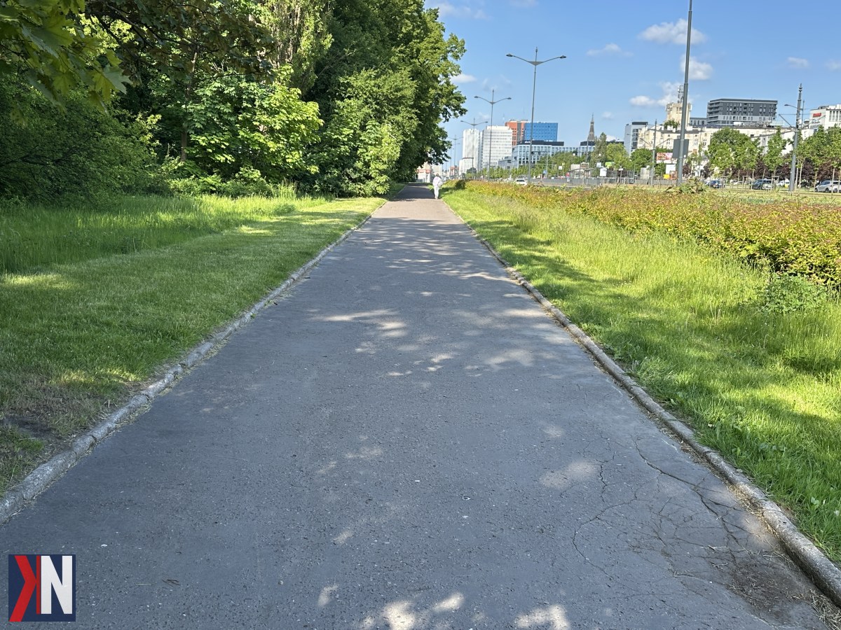 "Nowa droga rowerowa w Łodzi - wizualizacja połączenia centrum z Księżym Młynem. Projekt zakłada na al. Piłsudskiego budowę brakującego odcinka, który połączy ul. Sienkiewicza z Parkiem Źródliska i ul. Przędzalnianą, wspierając rozwój infrastruktury rowerowej w mieście."