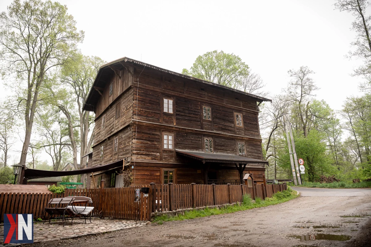 "Malowniczy widok na Talar nad Grabią - dwa historyczne młyny, które przetrwały pożary i wojny. Miejsce odkryte na nowo podczas wakacyjnej wycieczki rowerowej, idealne dla miłośników historii i natury. Łódzkie zachwyca unikalnym urokiem."
