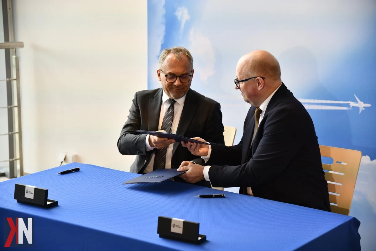 "Port Polska i łódzkie lotnisko - zdjęcie z podpisania listu intencyjnego o współpracy, symbolizujące rozwój nowoczesnego systemu transportu lotniczego w Polsce Centralnej. Na zdjęciu przedstawiciele spółki Centralny Port Komunikacyjny i Portu Lotniczego Łódź, którzy omawiają plany dotyczące budowy infrastruktury wspierającej transport lotniczy w regionie."