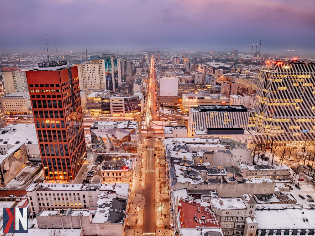 Zdjęcie przedstawia nowoczesny pociąg Kolei Dużych Prędkości, symbolizujący nową oś gospodarczą łączącą Łódź, Poznań i Wrocław. W kontekście niepokojących danych o przemyśle w Łodzi, artykuł analizuje porównanie gospodarcze tych trzech miast, wskazując na wpływ KDP na rozwój regionalny.