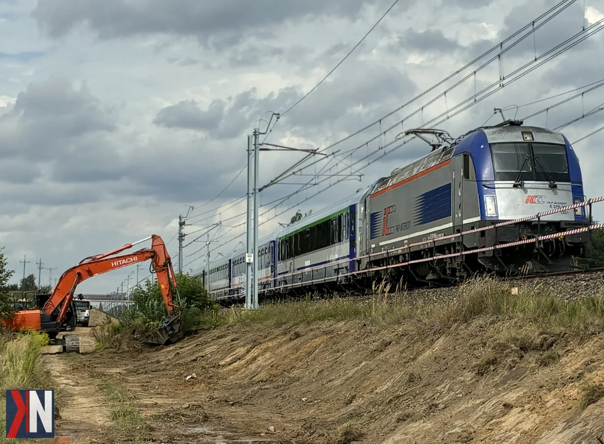 Nowoczesny pociąg kursujący na trasie Skierniewice - Bełchów, osiągający prędkość 160 km/h, z nowymi peronami w Tomaszowie Mazowieckim, oraz parkingiem w Koluszkach, symbolizującym rozwój kolei w Łódzkiem.