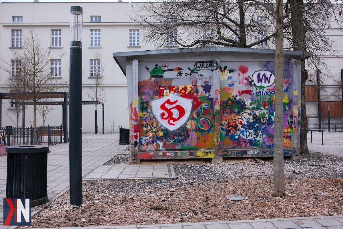 "Stacja transformatorowa w Łodzi z nowoczesną, ażurową obudową w kształcie lampionu, umiejscowiona w Pasażu Hilarego Majewskiego i przy ul. Włókienniczej 19. Estetyczna stalowa architektura harmonijnie wpisuje się w miejski krajobraz, nadając nowoczesny charakter przestrzeni. "