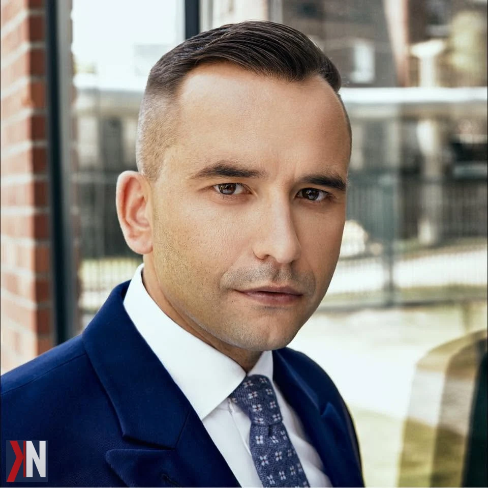 Jerzy Pietrucha przed zakładem produkcyjnym, z widoczną dbałością o tradycje rodzinne i rozwój firmy, która rozpoczęła działalność od garbarni w Błaszkach, a dziś jest znaczącym europejskim producentem parapetów z tworzyw sztucznych, z planami na ekspansję na rynki pozaeuropejskie.