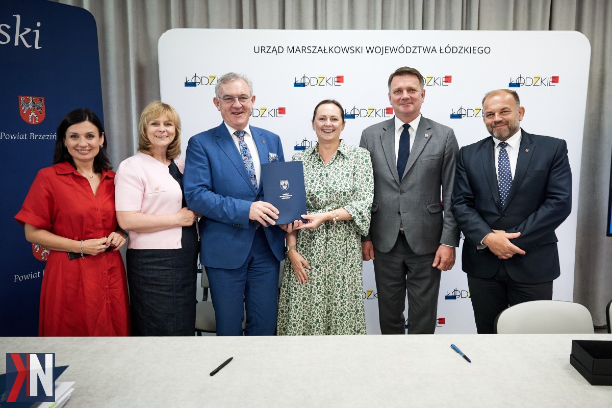 "Zdjęcie przedstawia różnorodne zabytki w Łódzkim, które otrzymają dotacje w wysokości 16 mln zł na renowację. Wśród nich znajdują się pałace, takie jak Pałac Juliusza Heinzla i Pałac Oskara Kindlera, a także zabytkowe kościoły, młyny i inne historyczne budowle, w tym dawna lecznica 'Pod Koniem' oraz Zamek Królewski w Łęczycy."