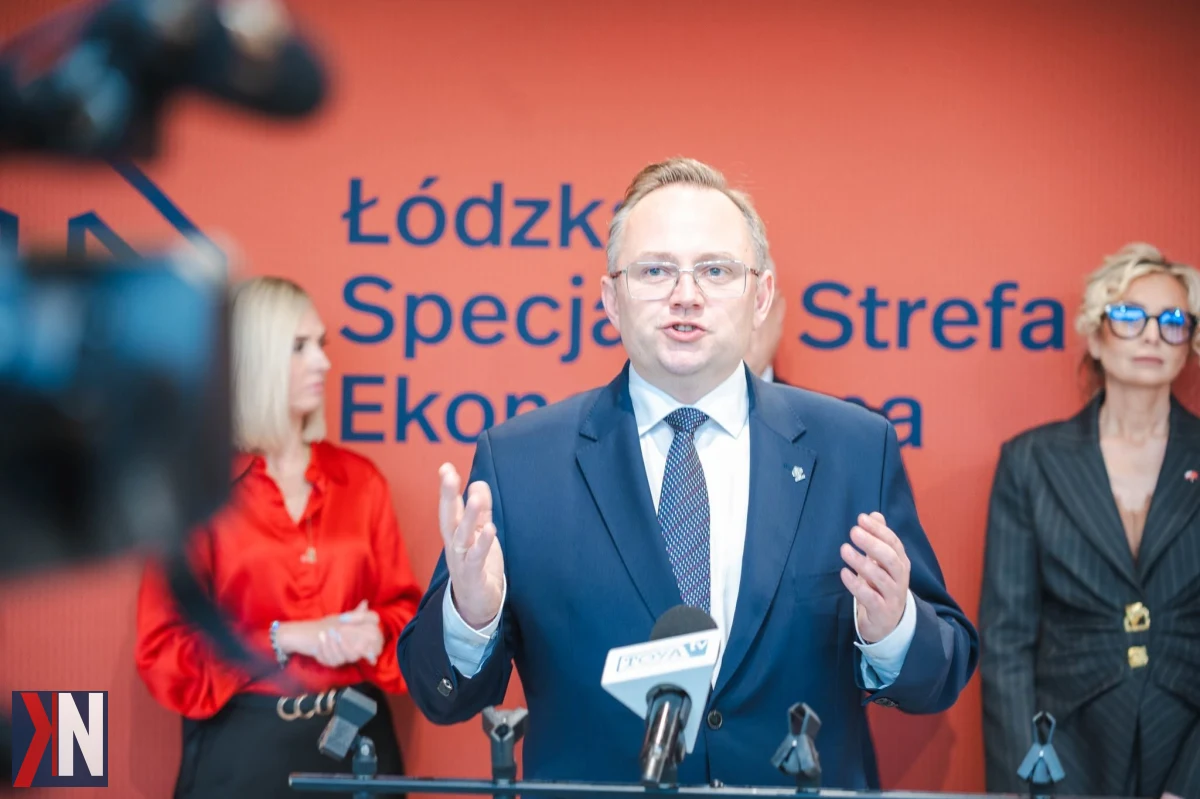 Zdjęcie Michała Sobczaka, wiceprezesa Łódzkiej Specjalnej Strefy Ekonomicznej, podczas konferencji o rosnącej współpracy gospodarczej między Polską a Turcją. Tematem dyskusji jest znaczenie Turcji jako rynku dla polskich firm, z szczególnym uwzględnieniem województwa łódzkiego i możliwości rozwoju dla tureckich przedsiębiorców w Polsce.
