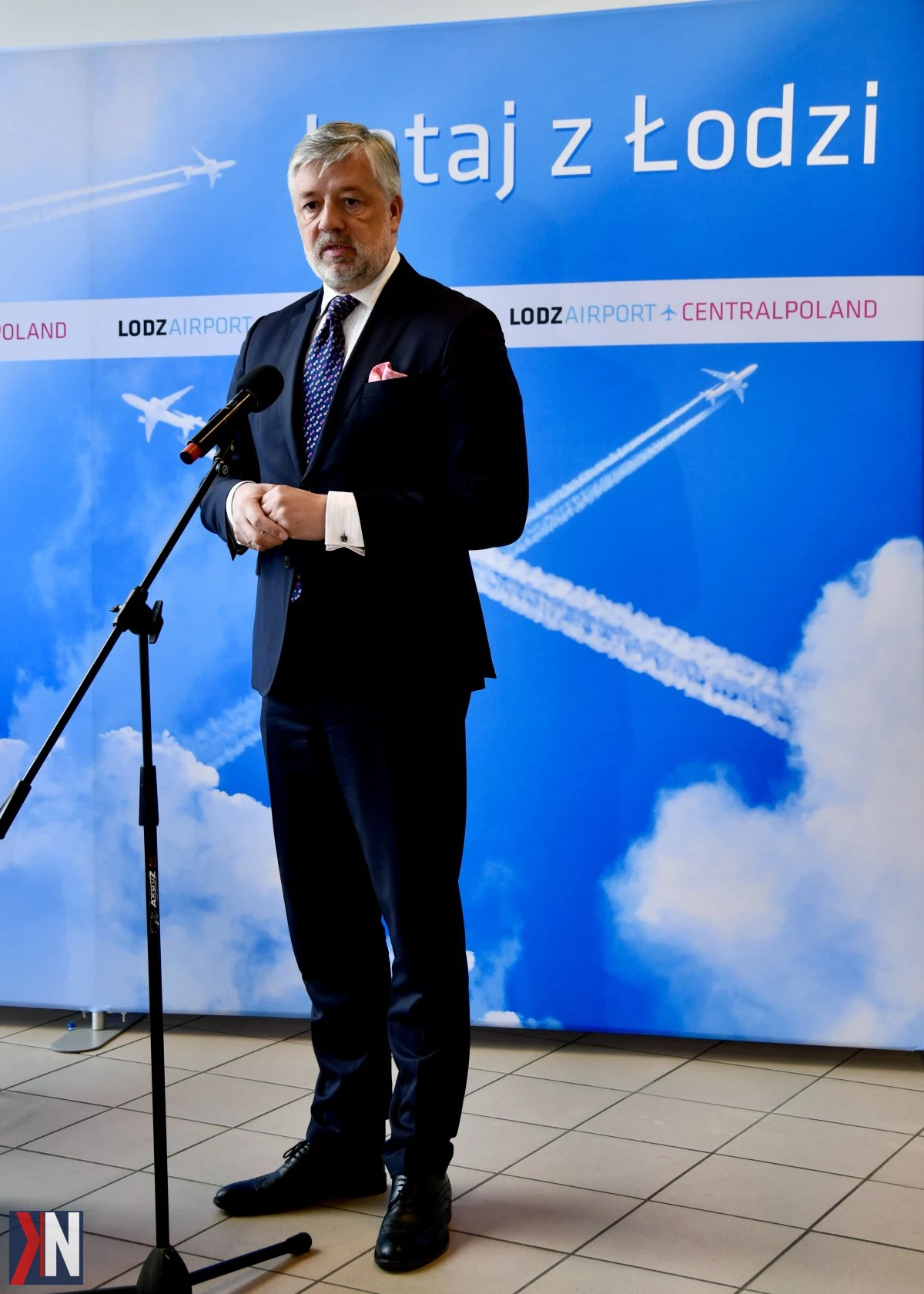 "Port Polska i łódzkie lotnisko - sygnowanie listu intencyjnego o współpracy, które ma na celu rozwój transportu lotniczego w Polsce Centralnej. Ujęcie przedstawia przedstawicieli Portu Lotniczego Łódź i Centralnego Portu Komunikacyjnego podczas podpisania dokumentu, symbolizując nowy etap współpracy w budowie nowoczesnej infrastruktury lotniczej."