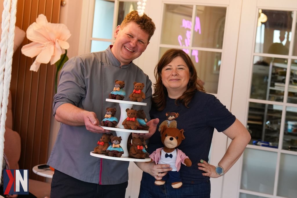 "Miś Uszatek w słodkiej odsłonie - deser w formie kultowej postaci z Łodzi Filmowej, z charakterystycznym klapniętym uszkiem i spokojnym spojrzeniem, stworzony w pracowni Cocoar. Idealny dla miłośników kultury i słodkości!"