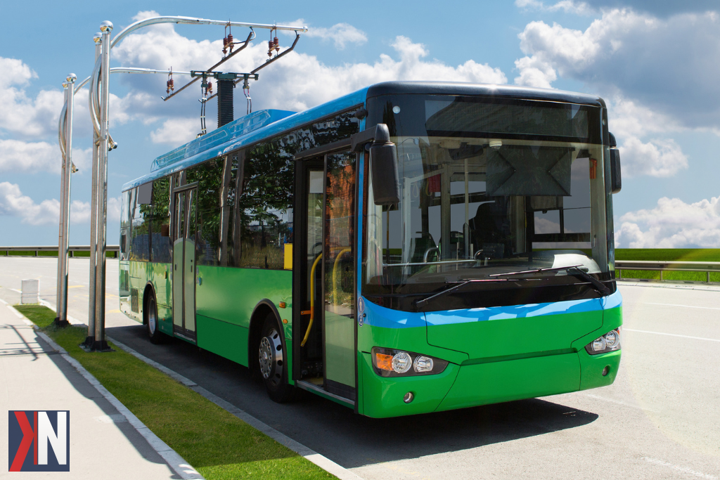 "Trzy nowoczesne autobusy elektryczne dla Bełchatowa z dofinansowaniem ponad 9 mln zł. W artykule omówiono przyznane przez Zarząd Województwa Łódzkiego wsparcie dla gminy Bełchatów i jej ekologiczne projekty transportowe."