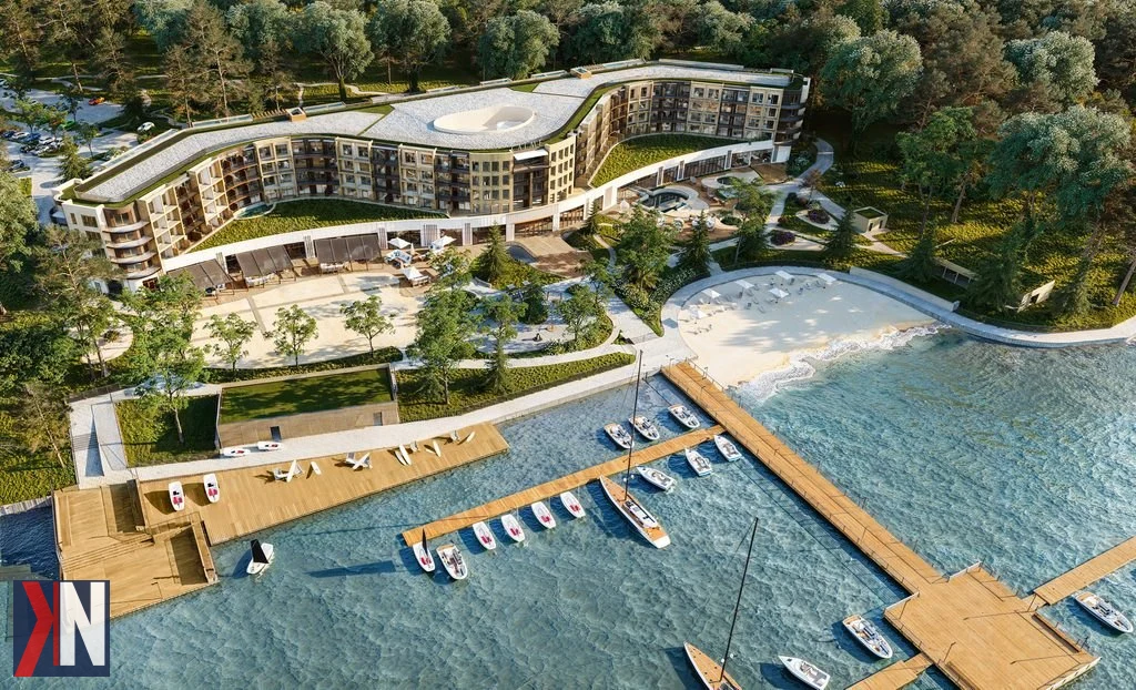 Nowy kompleks hotelowy nad Jeziorem Zegrzyńskim - wizualizacja budowy resortu, który obejmuje 347 pokoi, baseny termalne i strefę medyczną. Realizacja projektu przez syna Zygmunta Solorza, wpisuje się w rozwój regionu i jego ofertę turystyczną.