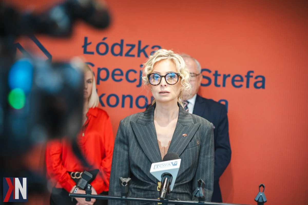 Portret Niny Ryszki-Olbrychowskiej, konsul honorowej generalnej Republiki Turcji w Łodzi, w kontekście rozwoju współpracy gospodarczej między Turcją a Polską. Konsul podkreśla nieograniczone możliwości przestrzeni gospodarczej oraz rosnącą obecność polskich firm w regionie łódzkim, zwłaszcza w Rzgowie, gdzie tureccy przedsiębiorcy od lat inwestują i rozwijają swoje biznesy.