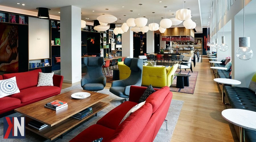 "Zdjęcie przedstawiające nowoczesny hotel kieszonkowy, idealny do krótkich wypadów. Stylowe wnętrza i dogodna lokalizacja sprawiają, że stają się popularnym wyborem w podróżach. Artykuł omawia fenomen tych hoteli oraz ich niszową obecność w Polsce."