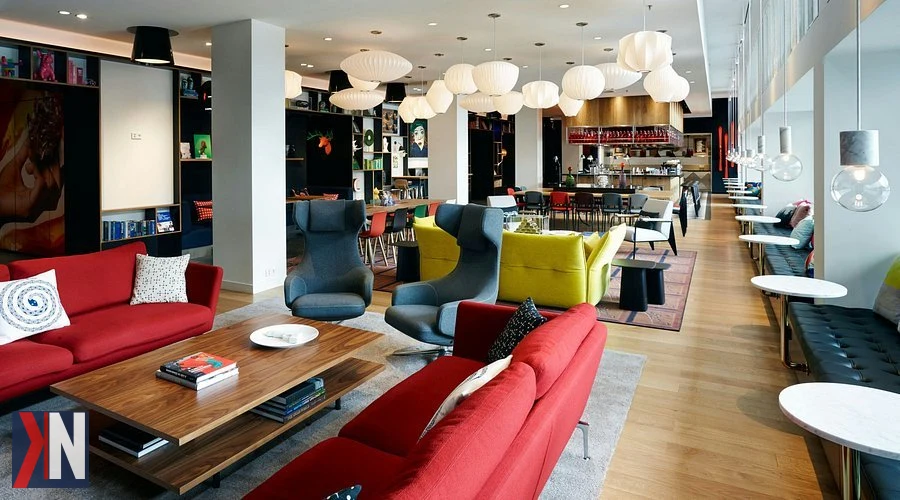 "Zdjęcie przedstawiające nowoczesny hotel kieszonkowy, idealny do krótkich wypadów. Stylowe wnętrza i dogodna lokalizacja sprawiają, że stają się popularnym wyborem w podróżach. Artykuł omawia fenomen tych hoteli oraz ich niszową obecność w Polsce."