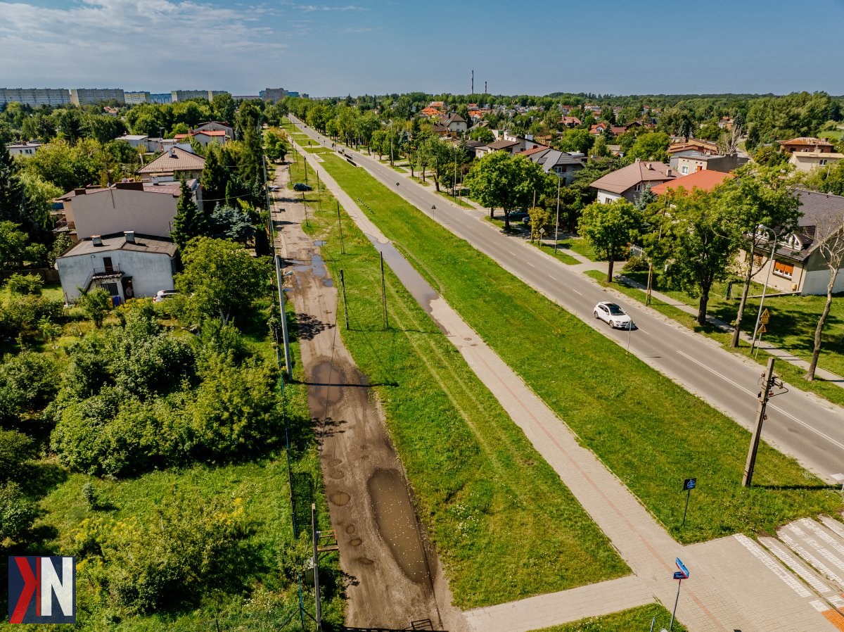 "Tramwaj wraca na Warszawską - rozbudowa trasy tramwajowej w Łodzi, zdjęcie pokazujące nowoczesny tramwaj na tle remontowanej ulicy, symbolizujący powrót linii 'trójki' na Marysin i Rogi."