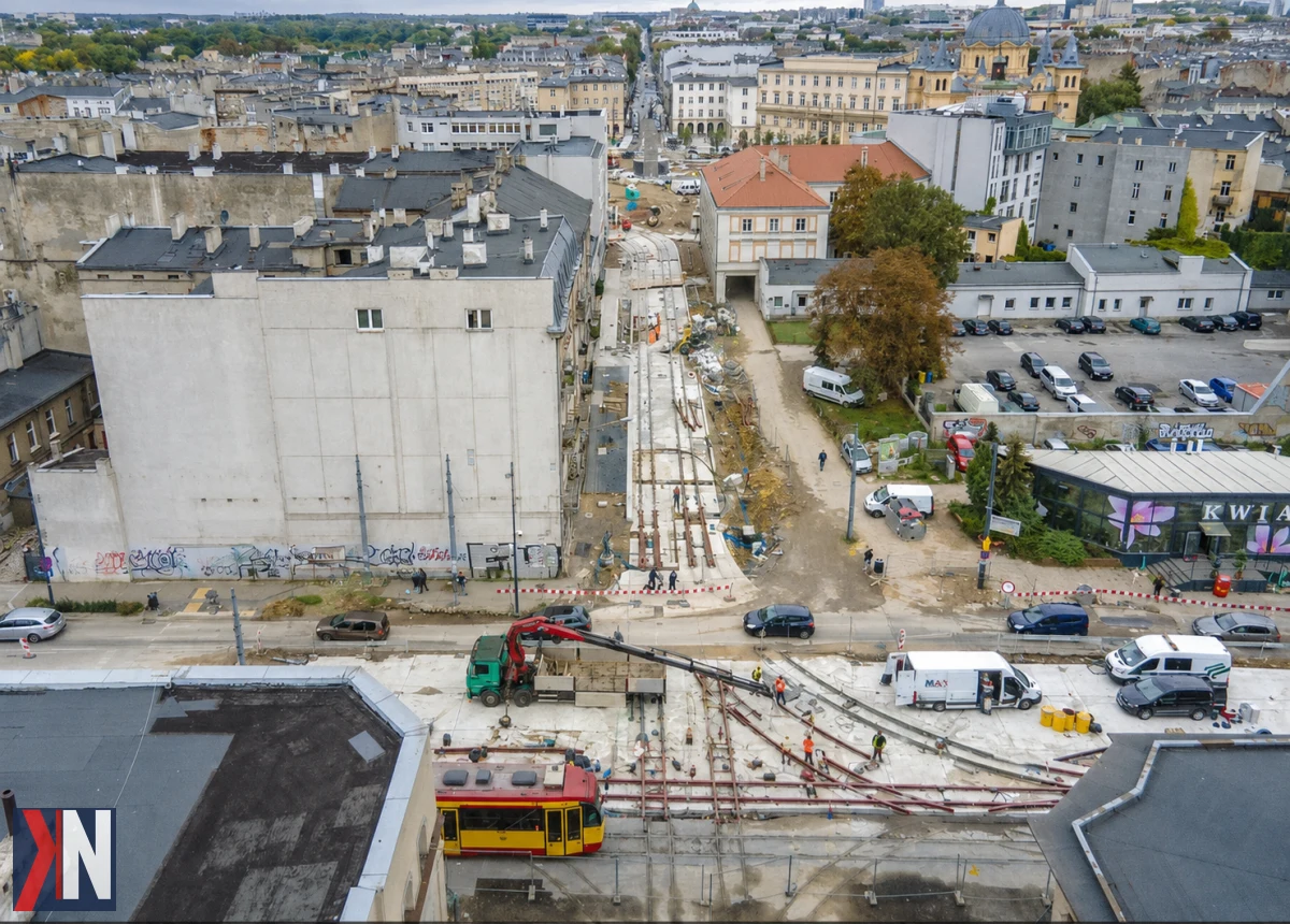 "Zrzut ekranu z raportu Jakdojade przedstawiający ocenę komunikacji miejskiej w Łodzi, która uzyskała najniższy wynik 5,79 pkt wśród dużych miast w Polsce. Wizualizacja podkreśla wyzwania, z jakimi boryka się transport publiczny w Łodzi w 2026 roku."