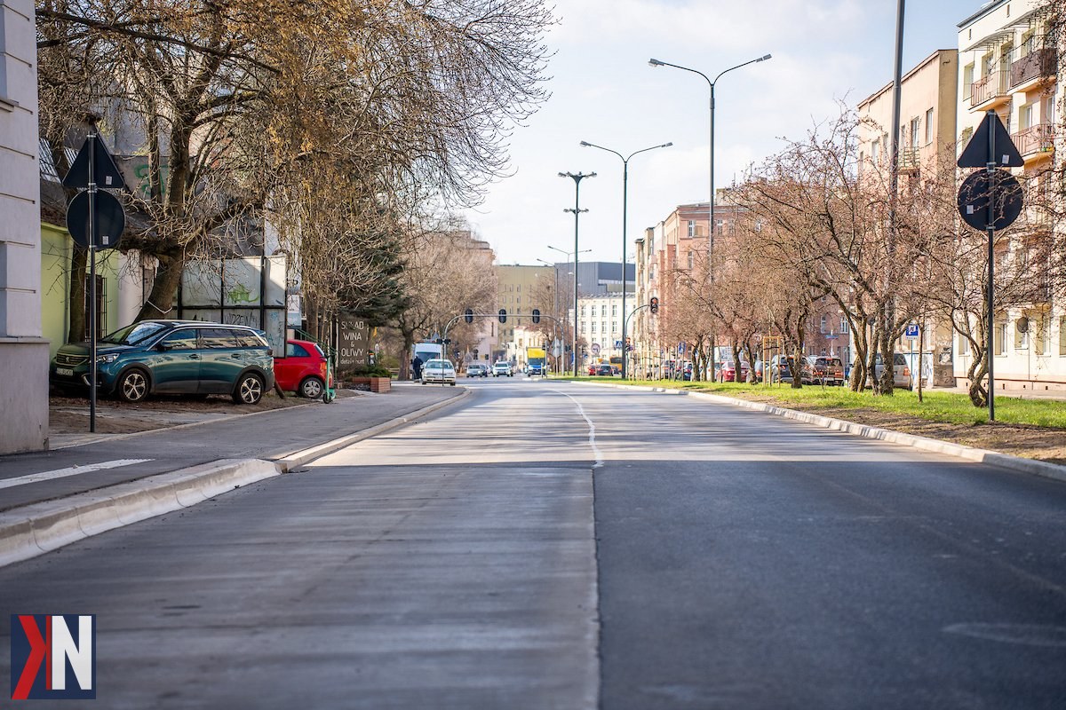 "Zdjęcie przedstawiające odbudowane ulice w Łodzi, które zostaną otwarte przed Wielkanocą, z widocznymi pracami drogowymi i ruchem samochodowym. Dziewięć ulic w różnych częściach miasta wraca do eksploatacji, co ułatwi komunikację mieszkańców i kierowców. Idealne ujęcie ilustrujące przygotowania Łodzi na święta."