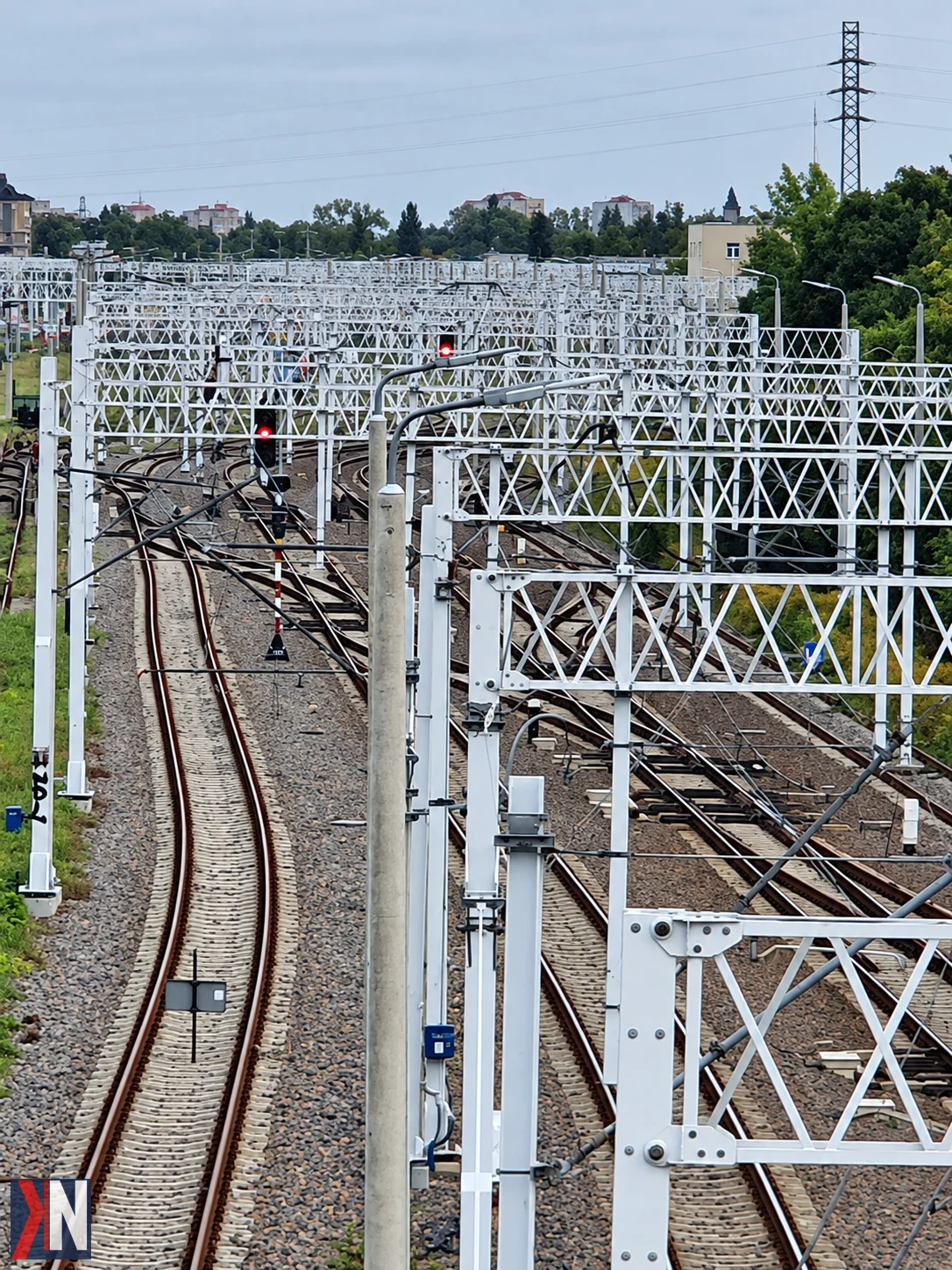 Zachwycająca panorama Łodzi ukazująca nowe magistrale kolejowe. Zintegrowana Sieć Kolejowa łączy miasto z Częstochową w 60 minut, Katowicami w 95 minut i Płockiem w 75 minut, co znacząco podnosi pozycję Łodzi na mapie Polski.