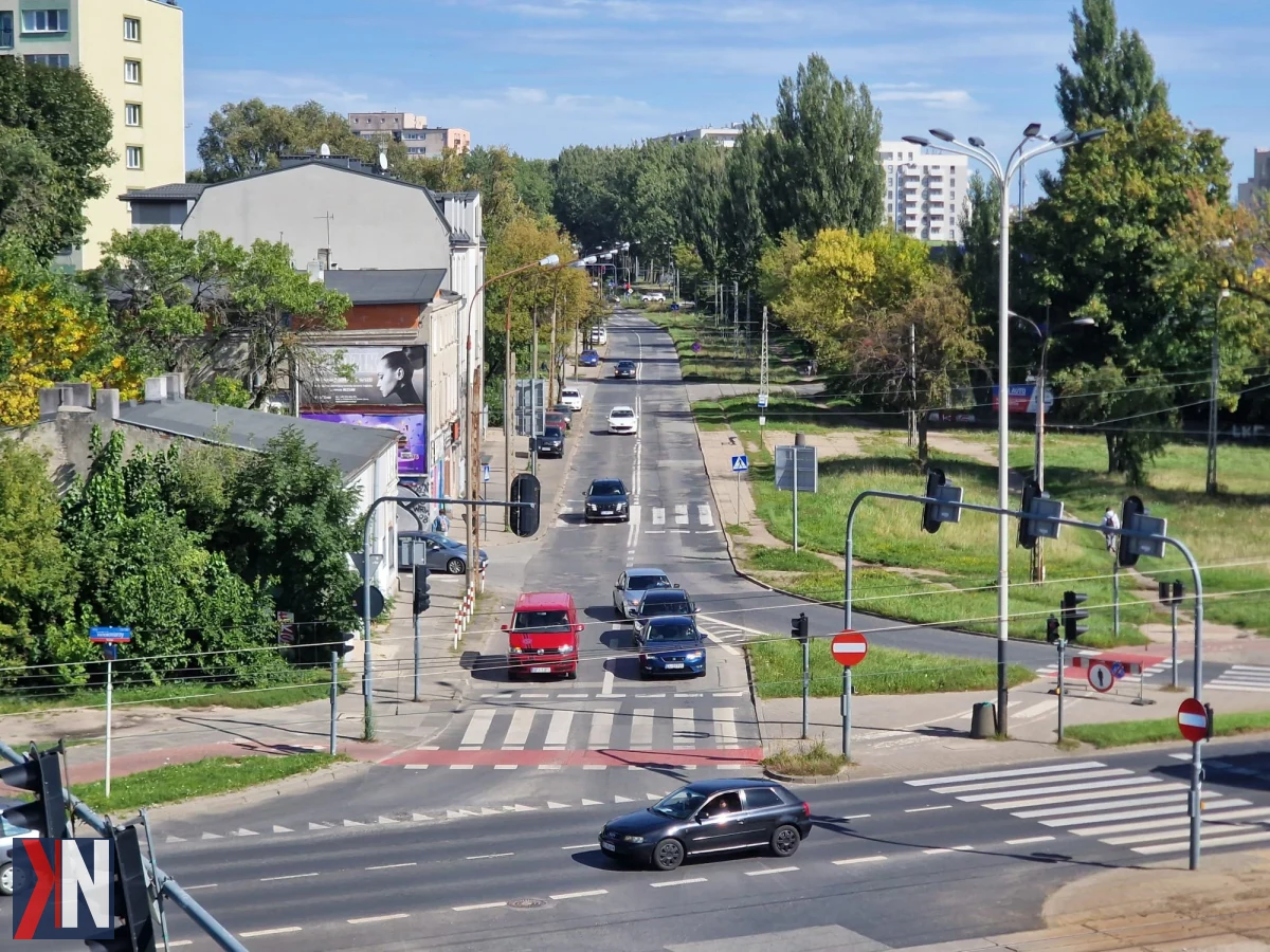 Zdjęcie przedstawiające wizualizację przebudowy ulicy Srebrzyńskiej w Łodzi. Grzegorz Nita omawia planowane zmiany, w tym nową organizację ruchu oraz zniknięcie krańcówki tramwajowej. Przebudowa otworzy nowe połączenie z aleją Włókniarzy, co przyczyni się do poprawy komunikacji w mieście.