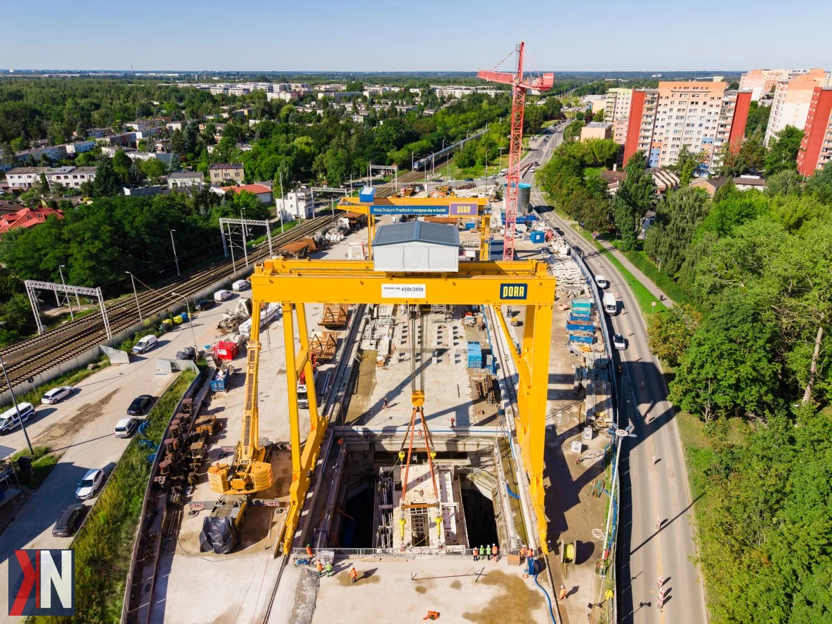 Gigantyczna tarcza TBM przygotowuje się do wydrążenia tunelu KDP pod Łodzią - pierwsze elementy maszyny o długości 19 metrów i wadze 215 ton opuszczone do komory startowej na łódzkiej Retkini.