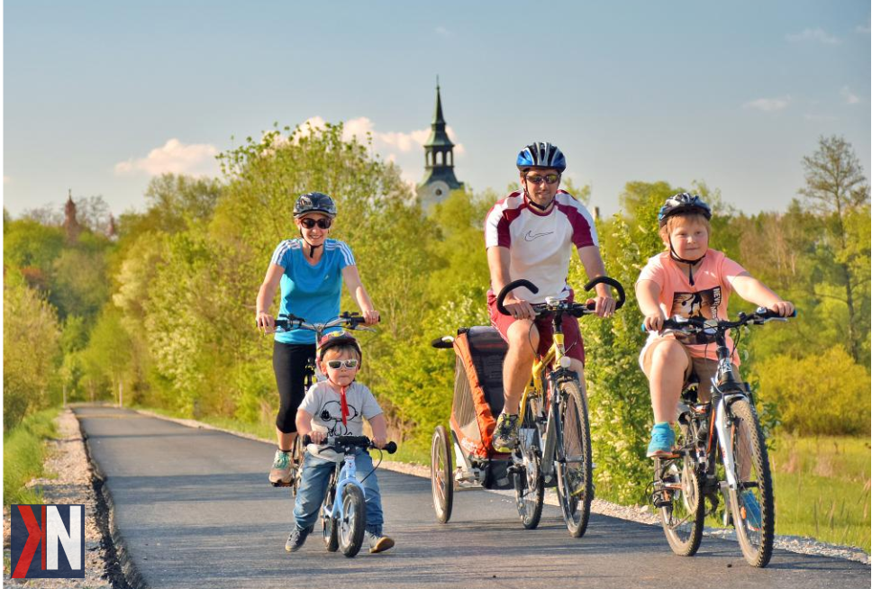 "Zdjęcie przedstawia rowerzystów na nowoczesnej trasie rowerowej w Łódzkiem, ilustrując postępy w realizacji 'Polityki Rozwoju Mobilności Rowerowej', która ma na celu poprawę codziennych dojazdów i rozwój infrastruktury rowerowej w regionie."