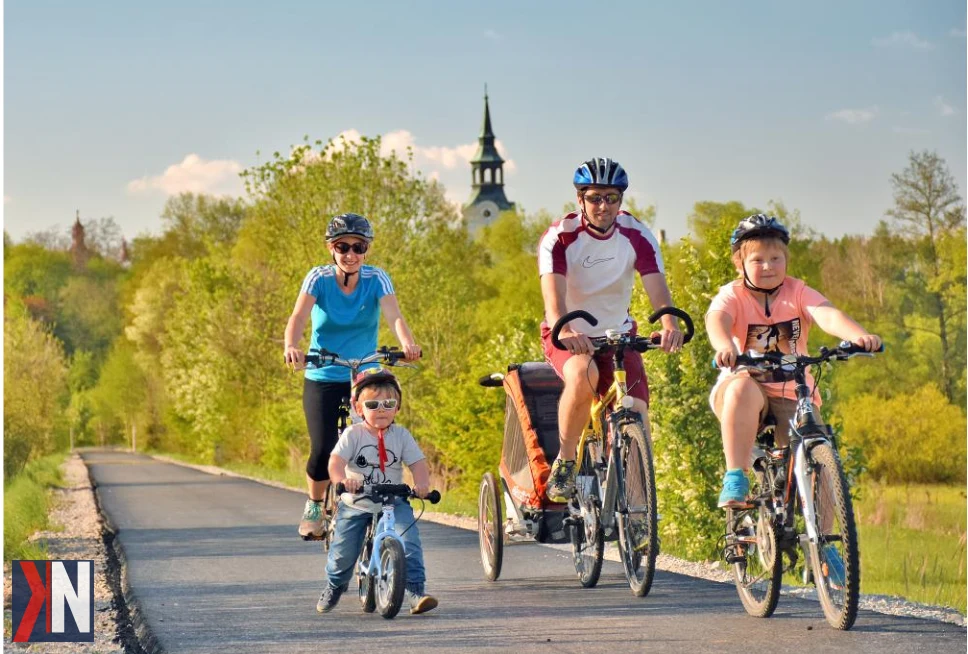 "Zdjęcie przedstawia rowerzystów na nowoczesnej trasie rowerowej w Łódzkiem, ilustrując postępy w realizacji 'Polityki Rozwoju Mobilności Rowerowej', która ma na celu poprawę codziennych dojazdów i rozwój infrastruktury rowerowej w regionie."