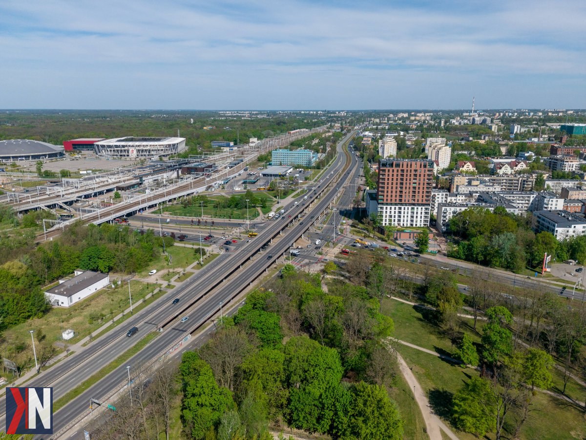 "Estakada przy dworcu Łódź Kaliska - przygotowania do remontu rozpoczęte. Widok na plac budowy i znaki drogowe, zapowiadające pierwsze utrudnienia dla kierowców. Prace mają na celu poprawę infrastruktury i komfortu podróżujących."